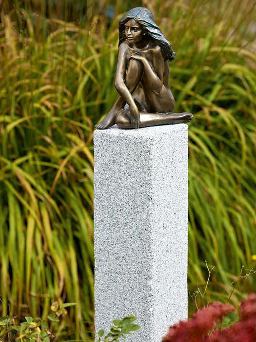 Bronzefigur Demi Auf Granitstele (Art.Nr. 88744) 1 Bronzefigur Demi Auf Granitstele (Art.Nr. 88744)