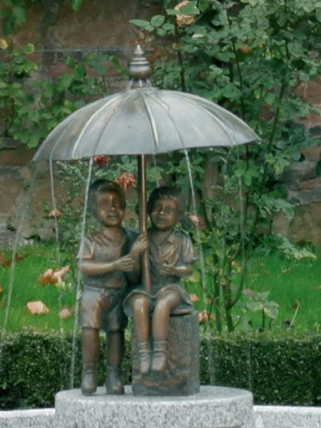 Bronzefigur Schirmpärchen Midi Mit Bronzesockel (Art.Nr. 88486) 1 Bronzefigur Schirmpärchen Midi Mit Bronzesockel (Art.Nr. 88486)